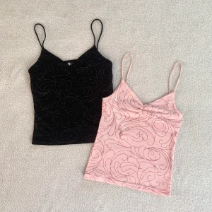 Rosa och svart linne - Två likadana vintage linnen i rosa och svart med glittrigt mönster, från märket Orsay! Står inga storlekar med de är som XS/S 💛90kr/st