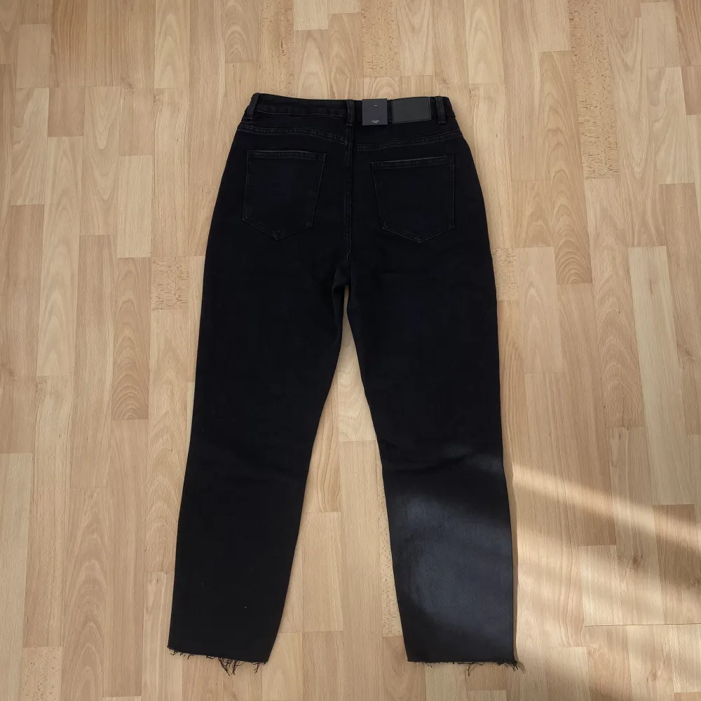 Dessa jeans från Vero Moda har prislappen kvar då de aldrig använts❤️ Jeansen har medelhög midja och är i en rak modell :). Jeans & Byxor.