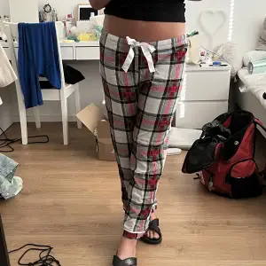 Pyjamasbyxor för 100kr inkl frakt som köparen står för!🌾 Är 169cm och bär M