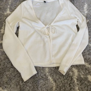 Topp - Gullig topp från HM som man kan ha över linne eller klänning. Inga defekter💝 skriv för fler bilder
