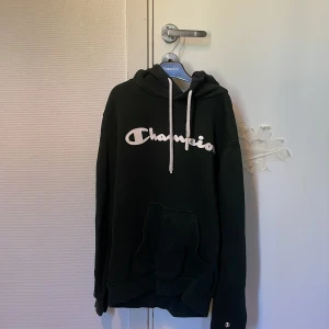 Grön champion hoodie - Grön champion hoodie i mycket bra skick. Nästan aldrig använd.