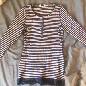A cute long-sleeved striped shirt, feels kinda sad to sell it cause it fits perfectly and looks cute but I barely use it so it’s better to sell it. In perfect condition. Note: The kitty is not for sale she just looked so adorable I had to take a picture.