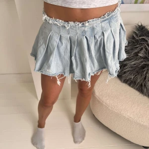 Jeanskjol - Jättefin lågmidjad jeanskjol perfekt till sommaren💙