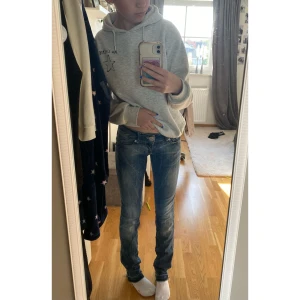 🤟💗💫Superfina lågmidjade jeans💫💗🤟  - Supersnygga jeans i väldigt bra skick. Säljs endast på grund av att de är försmå för mig, därav är passformen på bilden något missvisande. Äldre modell från Gina tricot, storlek 26/34.