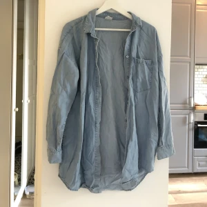 Skjorta Monki - Blå skjorta Monki i mjukt material. Strl XS (som en S). 