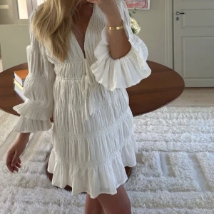 Drömklänning 🤍 - En helt fantastisk sommarklänning från Moa Mattssons senaste kollektion från Nakd, helt slutsåld 🥹🌸 alla lappar kvar. En dröm verkligen! Tänk till midsommar 🤭🍓Pga sjukt stor efterfrågan får man lägga bud alt köpa direkt 🩷 