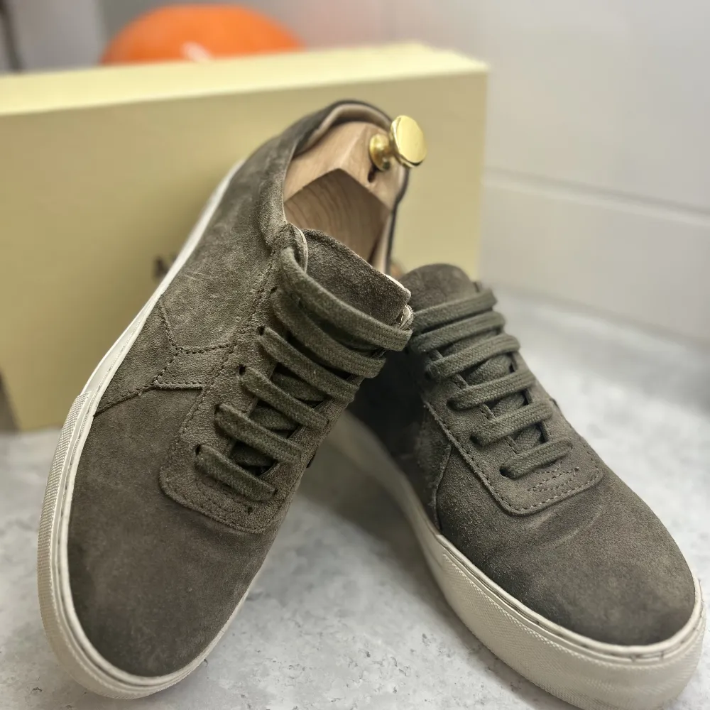 Axel arigato plattform sneaker i färgen Khaki grön. 950 ink spårbar frakt 🚚 900 vid upphämtning i Jkpg🏠 Hör av er vid frågor 💘💘. Kengät.