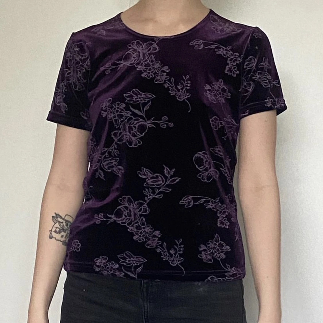 Lila sammetströja med blommor