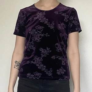 Lila sammetströja med blommor - Nästa helt oanvänd jättesöt lila tröja i sammetsmaterial.  Storlek: S