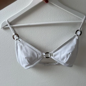 Bikinitopp - Bikinitopp från Nelly i storlek 36. Finns inlägg som går att ta ut.