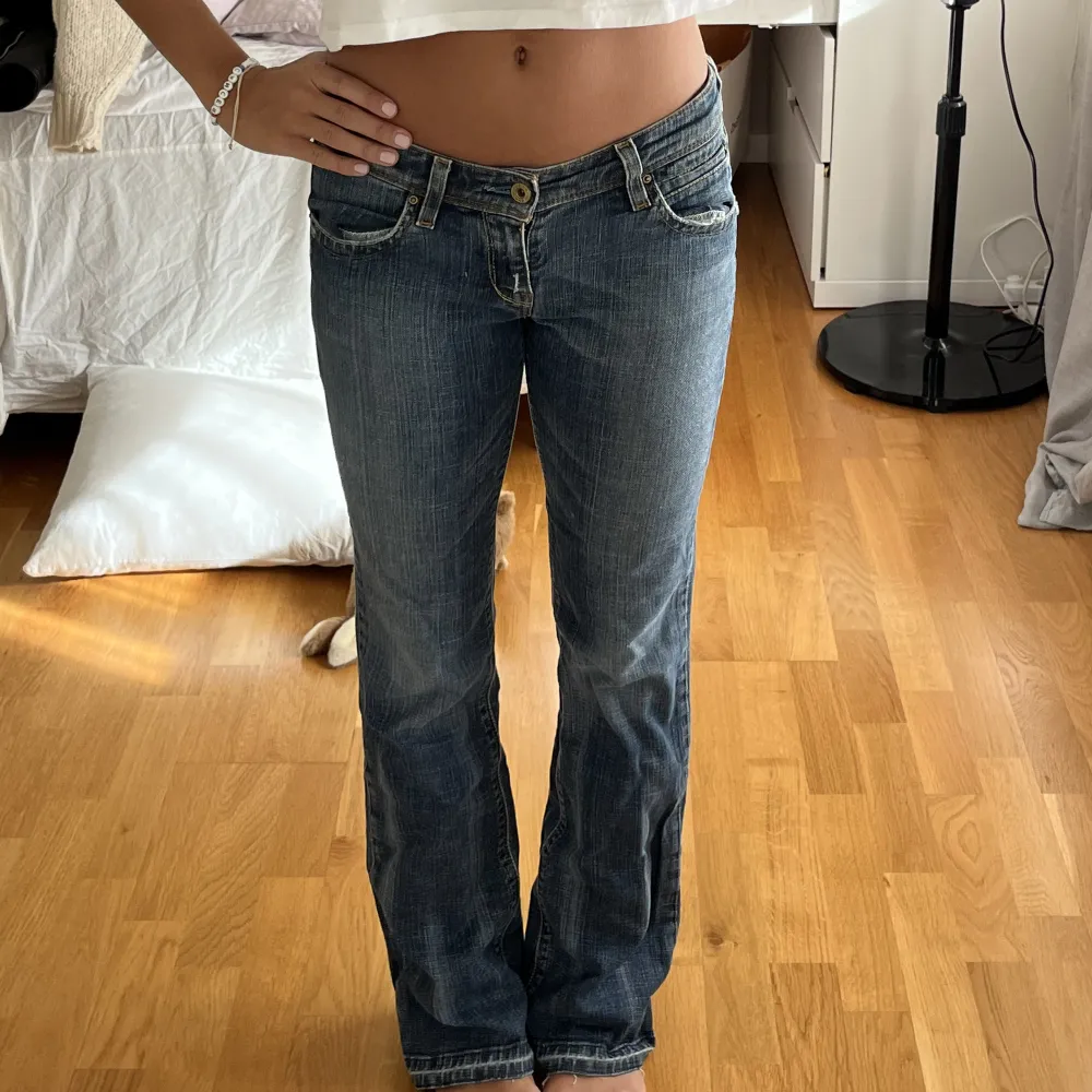 Säljer dessa flare levis jeans köpta på sellpy. Aldrig använda så prislappen är kvar. Är 167 cm och de är perfekta i längden. Lågmidjade och snygg tvätt. Priset är exklusive frakt. Jeans & Byxor.