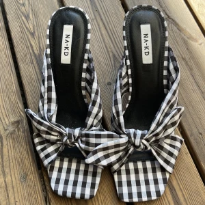 Klackar na-kd - Helt oanvända klackar från na-kd i strl 39! Använd gärna köp nu💕 runt 7-8 cm klack🤍