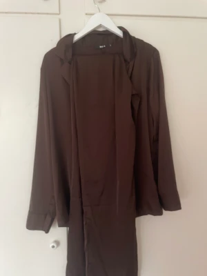 Pyjamas i silke - En helt oanvänd pyjamas i silke från vinbok💫tröjan är i S och byxorna i XS!