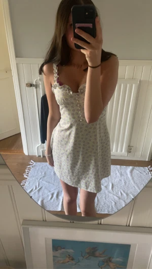Blommig sommarklänning  - En superfin blommig sommarklänning som jag ej använder längre🌸💫