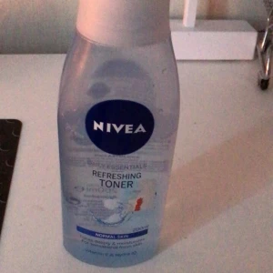 nivea toner - frakt: 45kr funkar superbra till att ta bort smink elr att bara rengöra ansiktet ! 