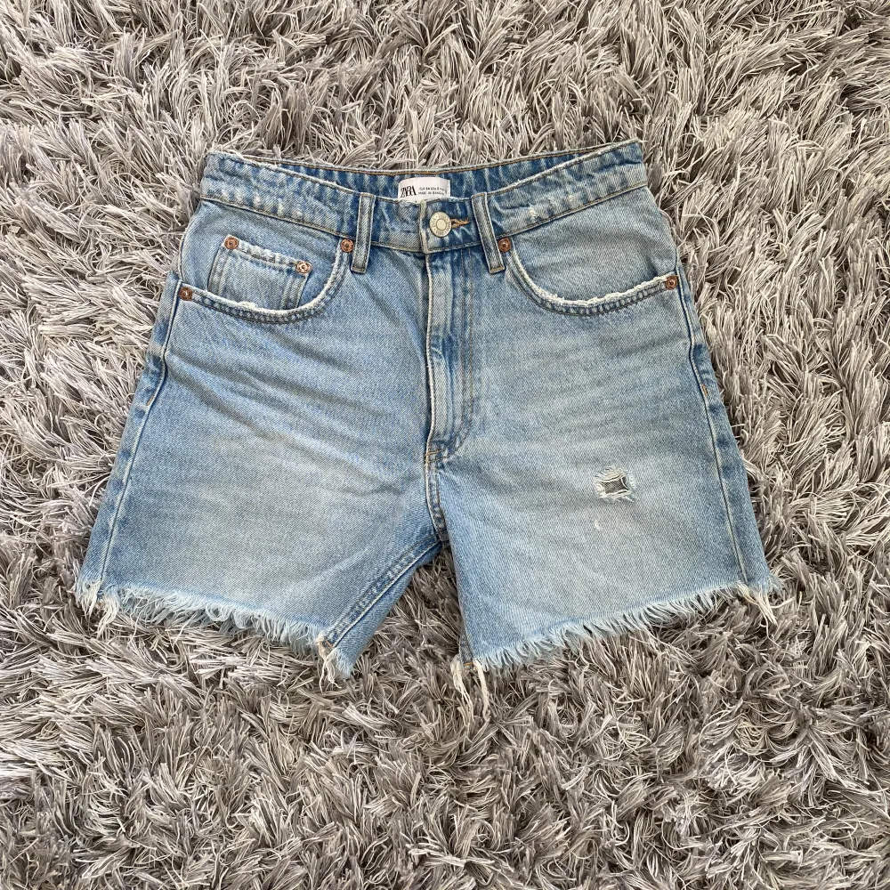 Superfina mid rise jeansshorts med snygg detalj på ena bakfickan. Tyvärr är de för små för mig så jag kan inte skicka bilder med de på. Skicket är jättebra och de är knappt använda.💗💗💗. Shorts.