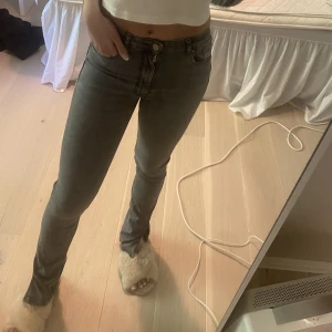 Jeans med slit - Jättesköna gråa jeans med slit. Frakt tillkommer!