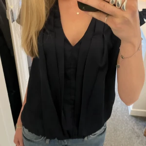 Blå blus  - Jättesöt mörkblå blus! 