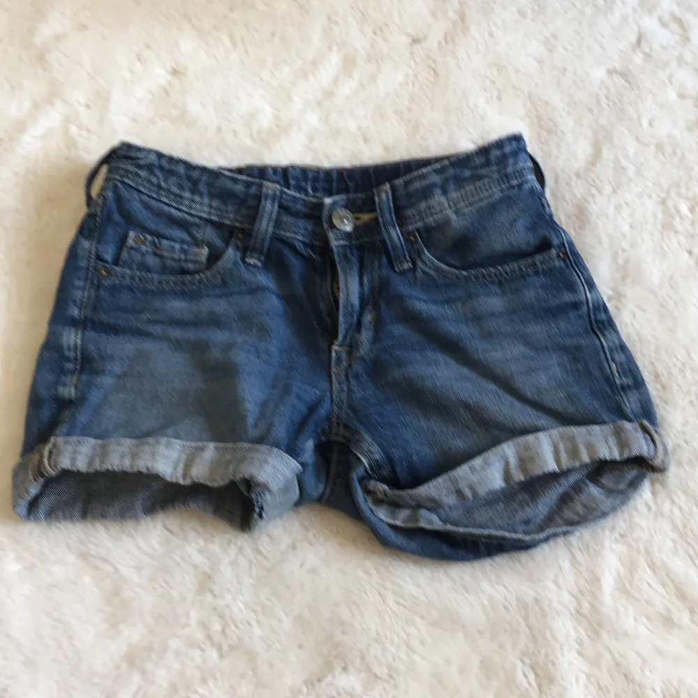 Lågmidjade shorts med en fin blå färg som är i bra skick❤️. Shorts.