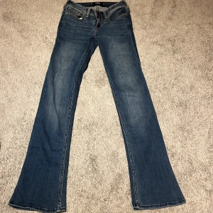 jeans - jättefina lågmidjade jeans från hollister💕storlek 24 men de är väldigt stretchiga och passar mig som har 25-26