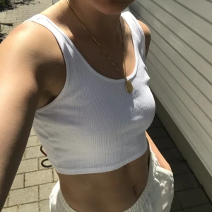 Gina tricot linne - Fint vitt linne från Gina Tricot, i storlek S, aldrig använd i skick 9/10.
