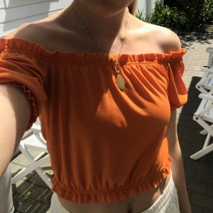 Orange Gina Tricot topp - Supergullig orange off shoulder topp från Gina Tricot, i storlek S, aldrig använd i skick 9/10🧡