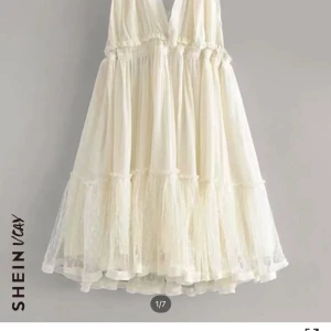 Klänning - Säljer denna super fina klänning pga råka beställa 2, storlek M men passar på mig som har xs och passar även S eftersom att den går att justera vid banden superfin till sommarn