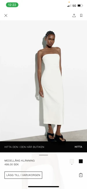 Vit klänning  - Säljer en vit klänning från Zara i storlek M. Endast använd en gång. Den är jättefin men för stor för mig och där av väljer jag att sälja den. ❤️pris kan diskuteras men nypris är 499 kr.