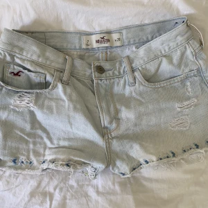 Hollister shorts  - Super fina ljusblå shorts, med hål och blått mönster på!