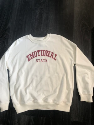 Vit tröja  - Säljer nu en vit tröja i storleken Xs-S  Vänligen hör av dig vid intresse.