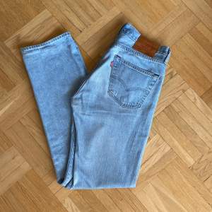 Säljer ett par Levis jeans 501 Helt nya knappt använda 10/10 skick. Startande bud vid 500kr   Helst mötas upp i Stockholm 