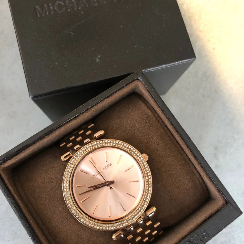 Michael Kors, MK3192, modell Darci. Roséguldsfärgat armbandsur med stenar runt urtavlan. Säljes med ask och broschyr.. Accessoarer.