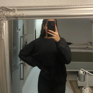 Tröja - Mysig svart tröja, perfekt passform!✨