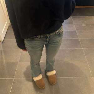 Säljer dessa lågmidjade bootcut jeans från Gina som endast är använda en gång💕helt nyskick 
