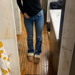 Midwaist bootcut jeans  - Midwaist bootcut jeans från zara. Är pyttelite trasigt som ni ser vid bild 3 men ingen som ser 