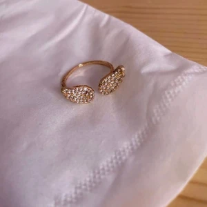 Ring - Ring i form av änglavingar. Justerbar. Guldig💕