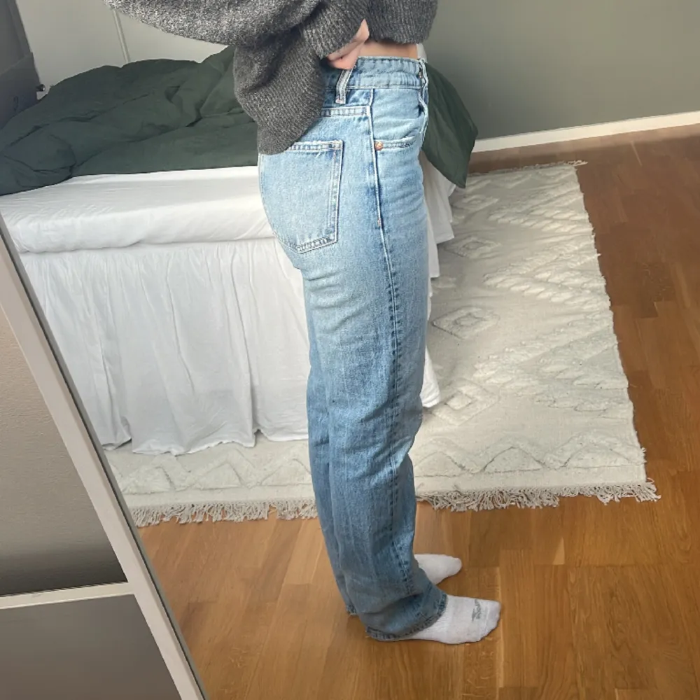 Midrise jeans - zara - storlek 36 - jag är 170. Jeans & Byxor.