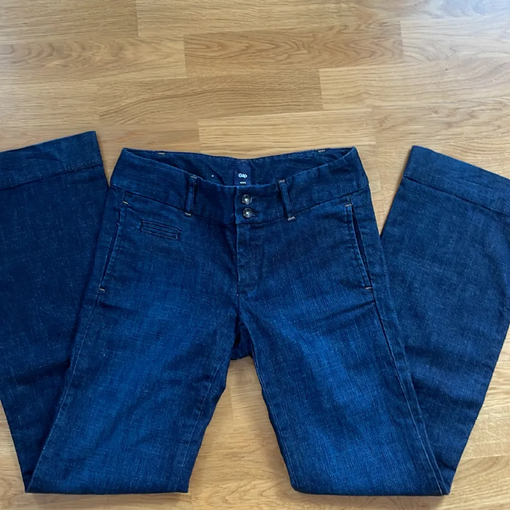 Jättesnygga lågmidjade byxor från GAP som tyvärr är för små för mig😓 Midjemått:72cm Innerben: 75cm. Jeans & Byxor.