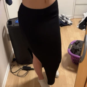 Kjol - Låg waist kjol, aldrig använd då jag köpte en liknande, skönt material, frågor eller annat på dm!