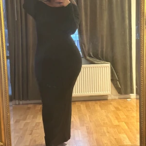 Svart klänning lång - Super bekvämt material men sitter tyvärr lite tajt på mig, storlek L men sitter som sagt ganska tajt! Knappt använd, bra skick!