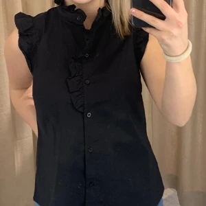 Svart blus - Säljer denna blus då jag bara använt den en gång😊