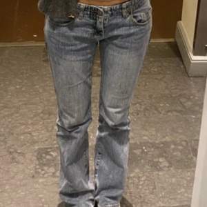 Jättefina Helt oanvända jeans som tyvärr inte passade💕De är brandy Melville Eleanor jeans. De är i storlek S   Ordinarie pris var 530 då det fraktades från USA