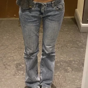 Brandy Melville low waisted jeans  - Jättefina Helt oanvända jeans som tyvärr inte passade💕De är brandy Melville Eleanor jeans. De är i storlek S   Ordinarie pris var 530 då det fraktades från USA