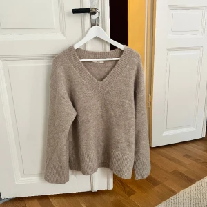 Stickad tröja - Superfin stickad tröja från Gina som endast är använd en gång. Frakt tillkommer 🤎