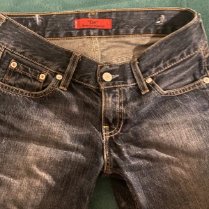 Lågmidjade jeans levis - Jättefina lågmidjade straight/ bootcut vintage levis jeans! Använda mycket men i okej skick