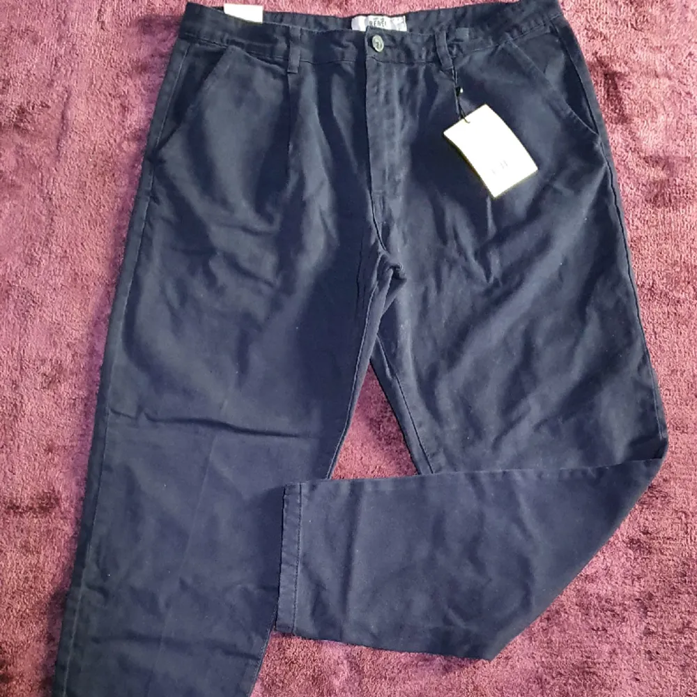 Navy byxor, storlek large, ny med prislapp . Jeans & Byxor.