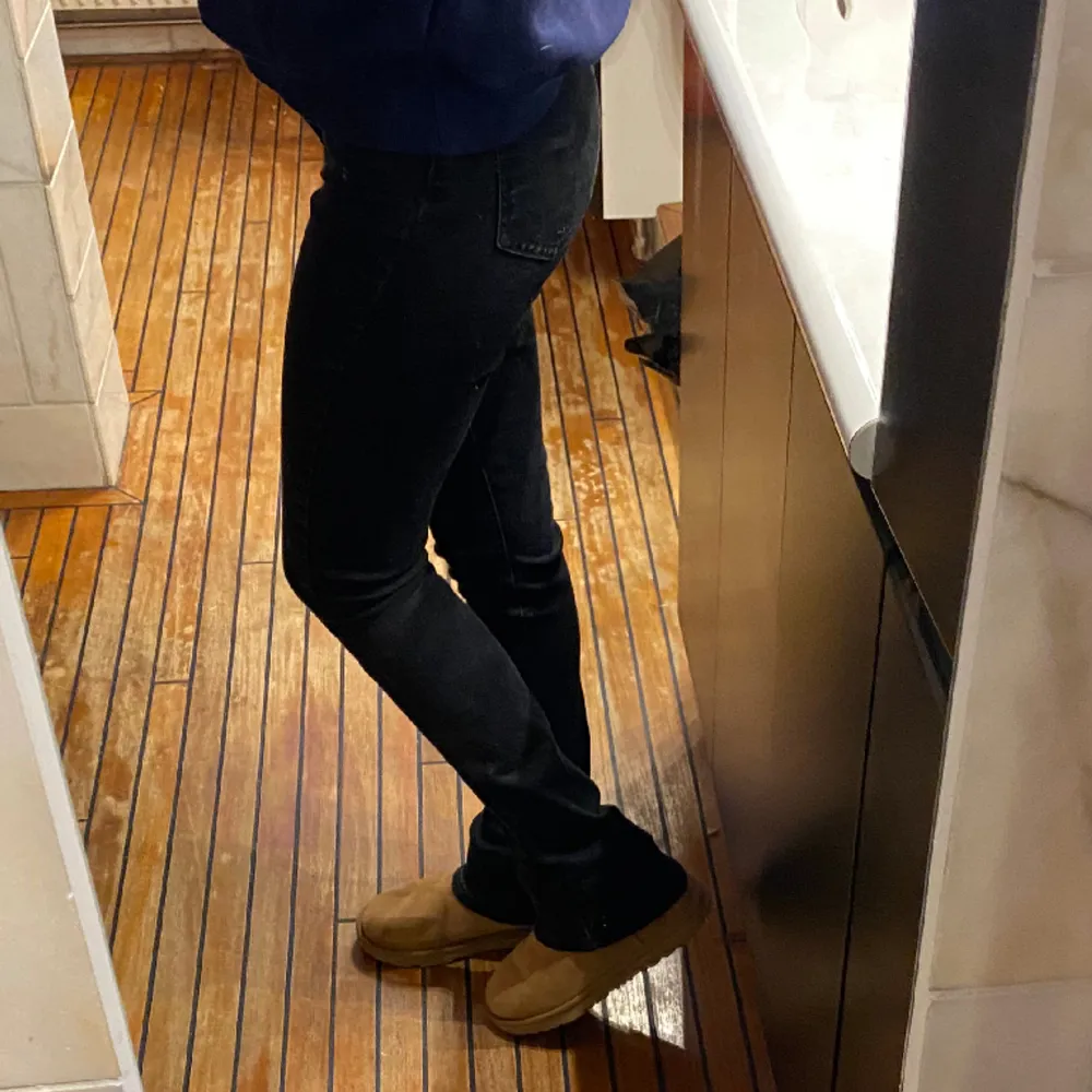 Vanliga svarta bootcut jeans från Gina. Skick 10/10. Jeans & Byxor.