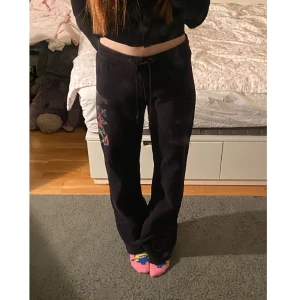 Mjukisbyxor  - Snygga ed Hardy mjukisbyxor. Använda men inga defekter. Midjemåttet rakt över är 36 cm och innerbenslängden är 75cm💕