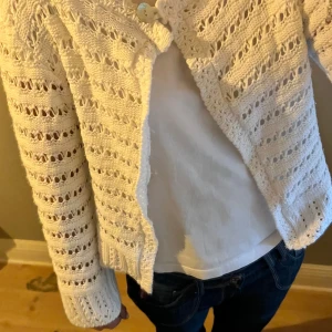 Kofta - Super söt vit stickad kofta som tyvärr inte kommer till användning🥰passar allt från xs till L beroende på hur man vill att den sitter!