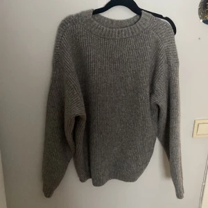 Stickad tröja - En jätte fin stickad tröja får hm sällan använd beroende på att de inte riktigt är min färg men sitter super fint i storlek s